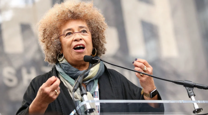 Teria Angela Davis o medo de ser cancelada pela militância trans?